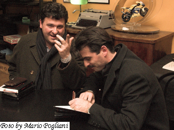 Foto by Mario Pogliani                                                              10/02/2007 Franco Sanfilippo risponde alle domande di Manuel Emanuelli durante la presentazione del libro              al pianoforte Sergio Sanseviero. Opere di Salvi Gianluigi